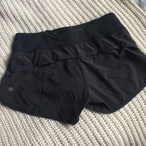 Lululemon Speed Up Short in Black. Size 4